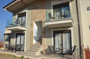 12 DOORS APARTMENTS